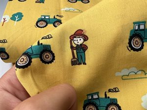 Poplin - den lille farmer med sin traktor på gul bund